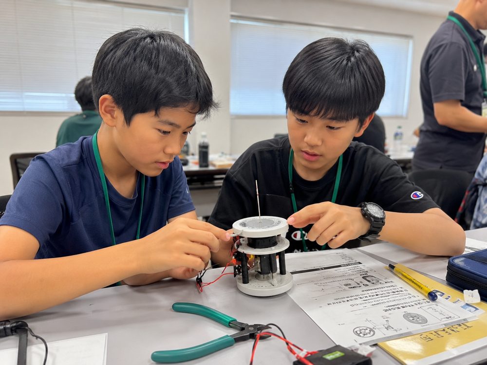 電熱線のヒートカッターを工作する中学生