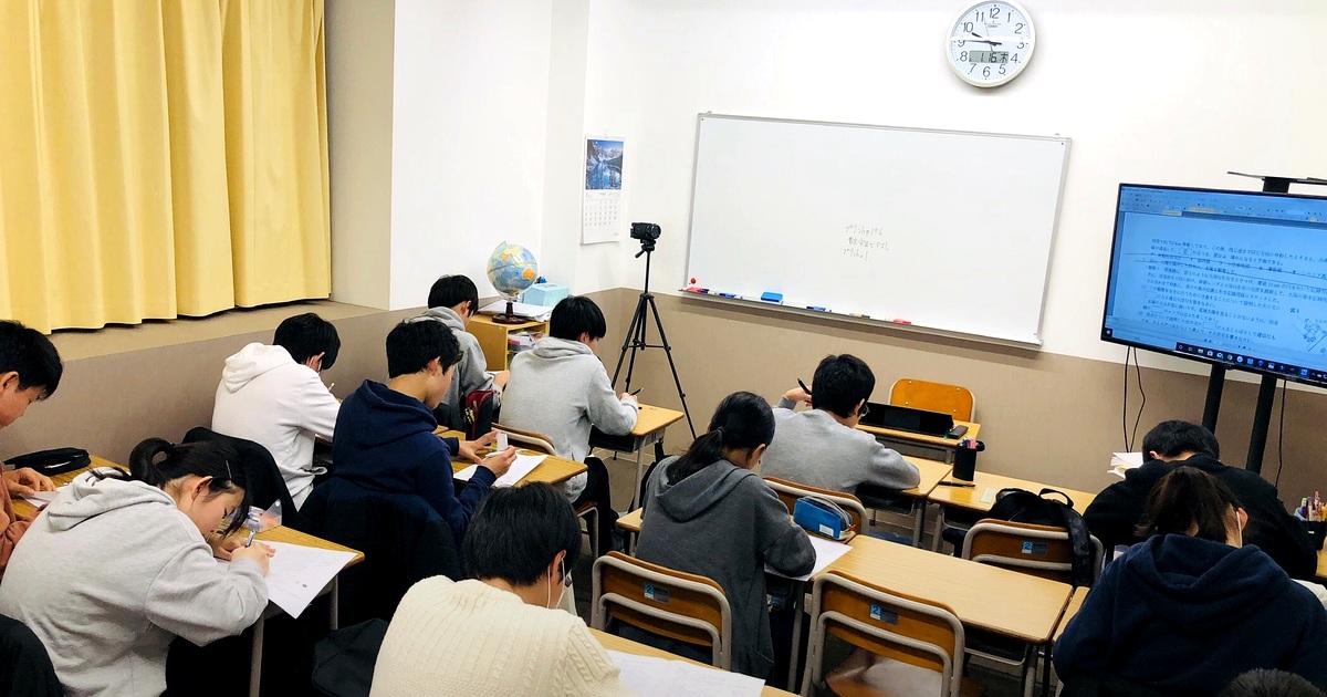 中学部 授業風景（生徒が問題演習に取り組む教室）
