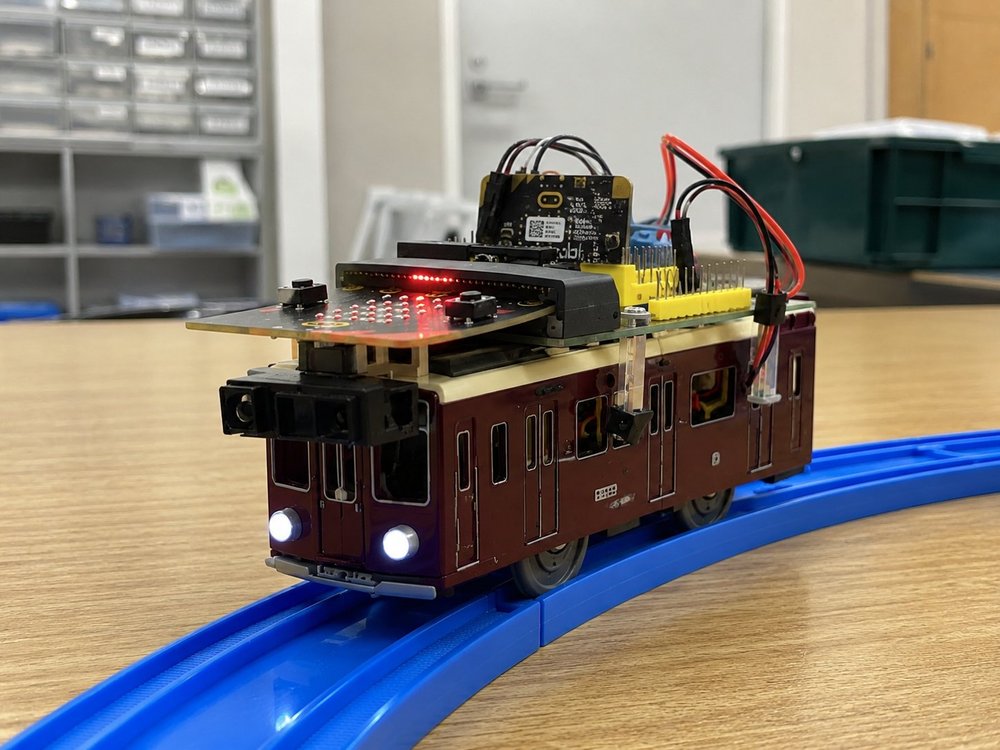 micro:bitを搭載した阪急電車プラレールの改造模型
