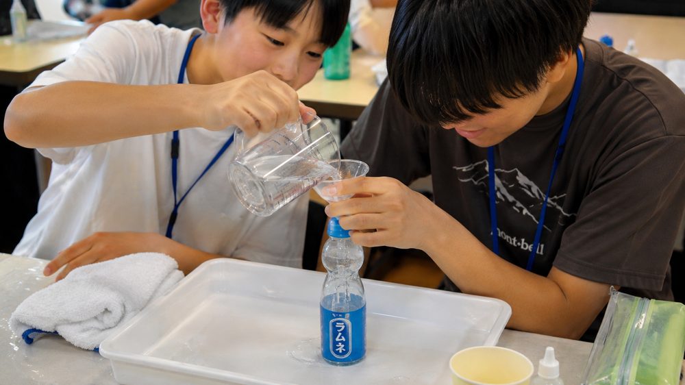 手作りのラムネを作る子どもたち