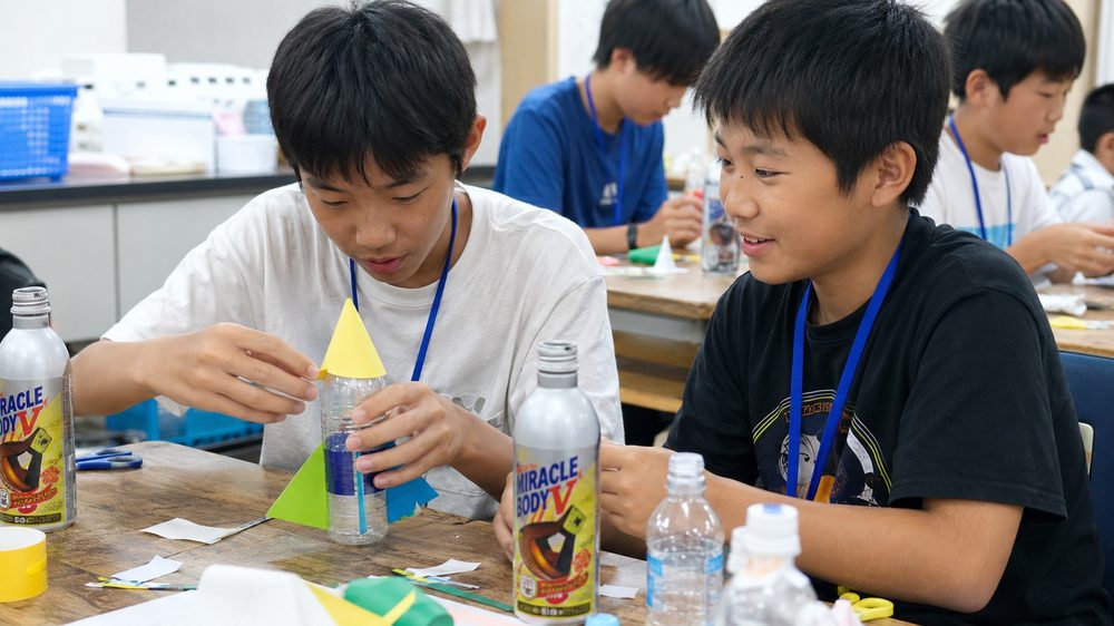 アルコールロケットの工作をする子どもたち